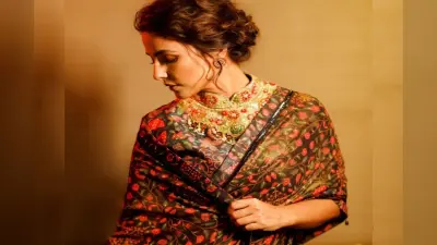 Hina Khan ने ब्लैक एंड रेड फ्लोरल प्रिंटेड साड़ी में दिलाई Rekha की याद, सिर्फ इतनी कीमत की है आउटफिट
