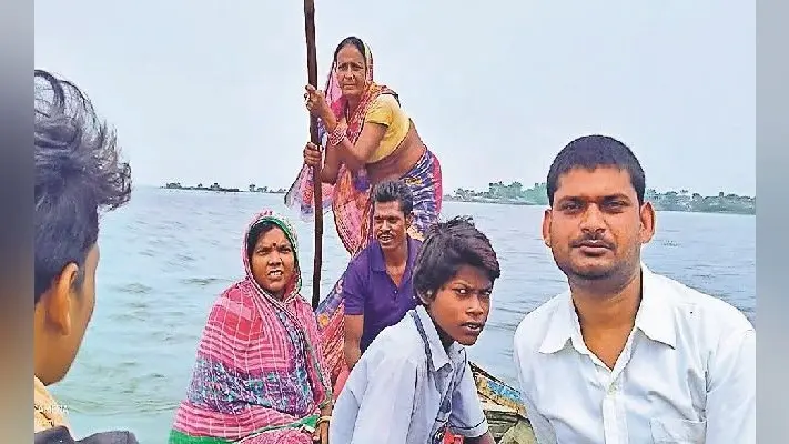 Bihar Flood 2020: बाढ़ से घिरा एक ऐसा गांव, जहां खुद नाव चलाकर ग्रामीणों को ले जाती हैं उनकी वार्ड सदस्य…