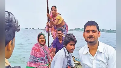 Bihar Flood 2020: बाढ़ से घिरा एक ऐसा गांव, जहां खुद नाव चलाकर ग्रामीणों को ले जाती हैं उनकी वार्ड सदस्य…