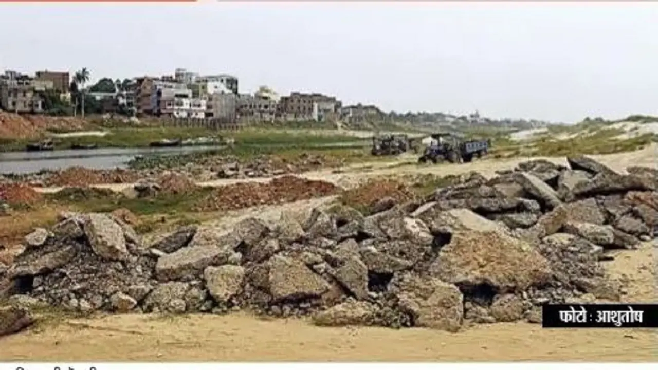 Bihar: भागलपुर में जमुनिया का अस्तित्व खतरे में, रोक के बाद भी सड़क कटाई के मलबे से भरी जा रही नदी की कोख