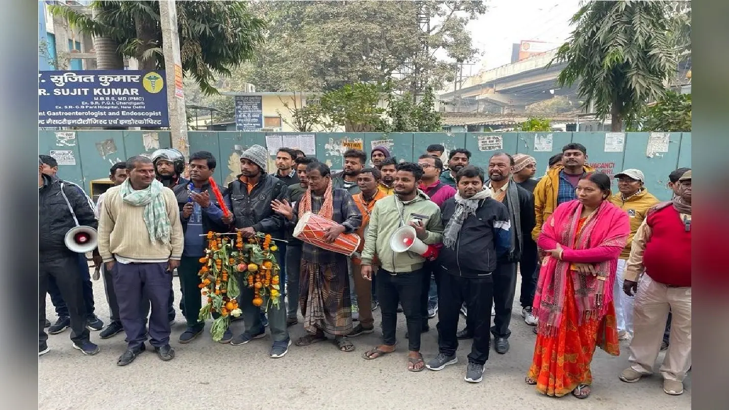 पटना की सड़कों पर कचरा फेंकने वाले हो जाएं सावधान, माला पहना कर किया जा रहा शर्मिंदा