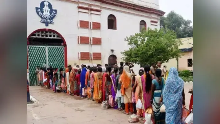 UP News: प्रयागराज की नैनी सेंट्रल जेल से 8 कैदी किए गए रिहा, घर तक जाने के लिए दिया गया किराया