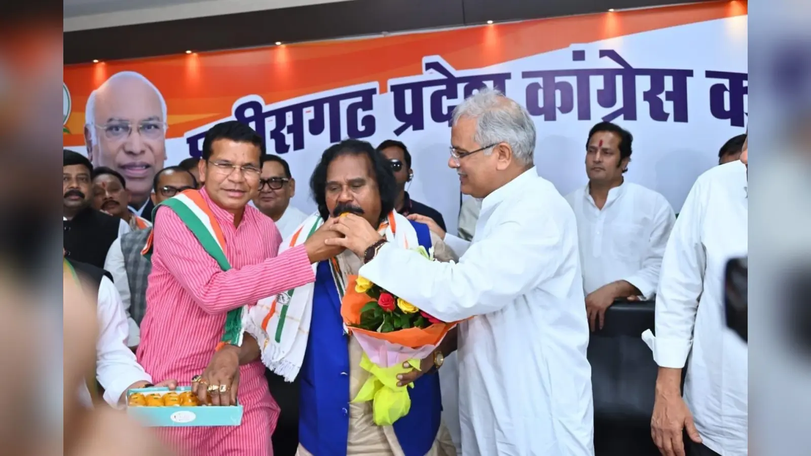 छत्तीसगढ़: ये तो ट्रेलर है! चुनाव से पहले भाजपा के आदिवासी वोट पर कांग्रेस ने लगायी सेंध