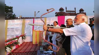 Narendra Modi Birthday: चायवाला से PM बनने तक, संघर्षों से भरा है नरेंद्र मोदी का सफर