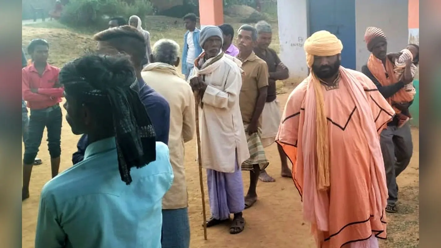 चेन्नई कमाने गया नरेश सिंह 14 साल बाद शंभुनाथ बनकर लौटा गढ़वा, देखते ही पत्नी का हुआ ये हाल