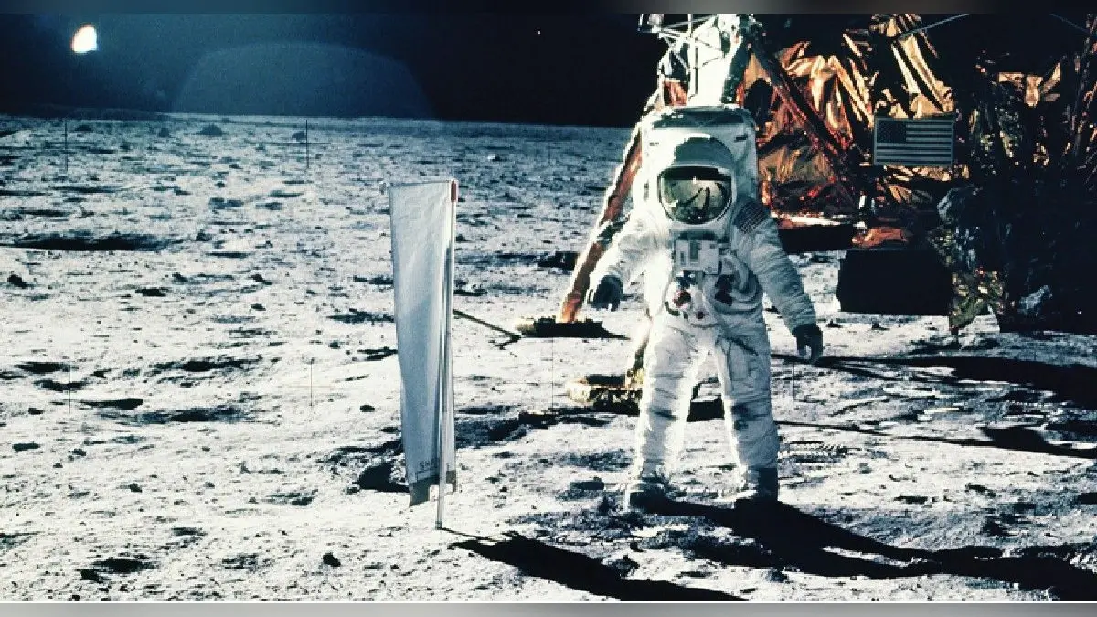 NASA का दावा चंद्रमा से लाई गई धूल और तिलचट्टे हमारे, किसी अन्य को नीलामी का अधिकार नहीं