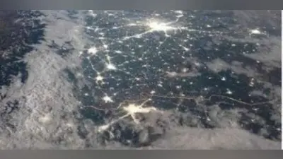 ये हसीं वादियां! आप भी देखें बर्फ से ढका हिमालय और जगमगाते दिल्ली-लाहौर, तस्वीर तेजी से वायरल