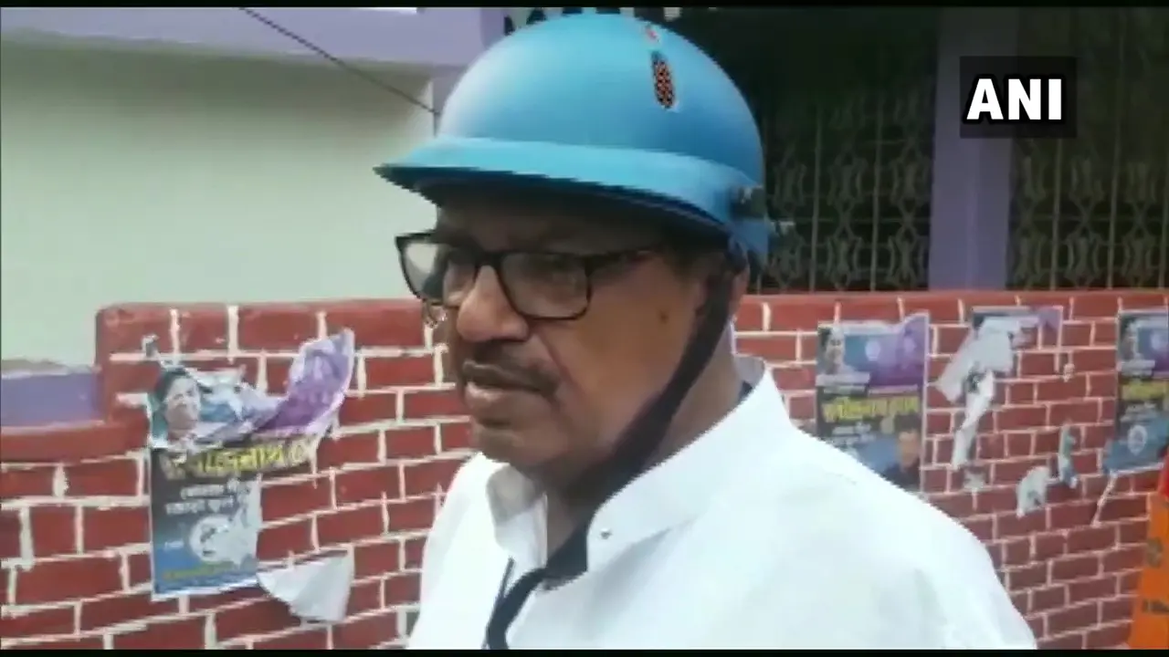 WB Chunav 2021: हेलमेट पहनकर मतदान करने पहुंचे ममता सरकार के ये मंत्री, सुरक्षा को लेकर चुनाव आयोग पर लगाया बड़ा आरोप