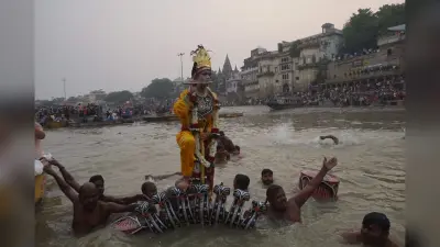 Varanasi News: विश्व प्रसिद्ध नाग नथैया लीला देखने उमड़ी भीड़, गंगा बनी यमुना तो जयकारों से गूंज उठी काशी