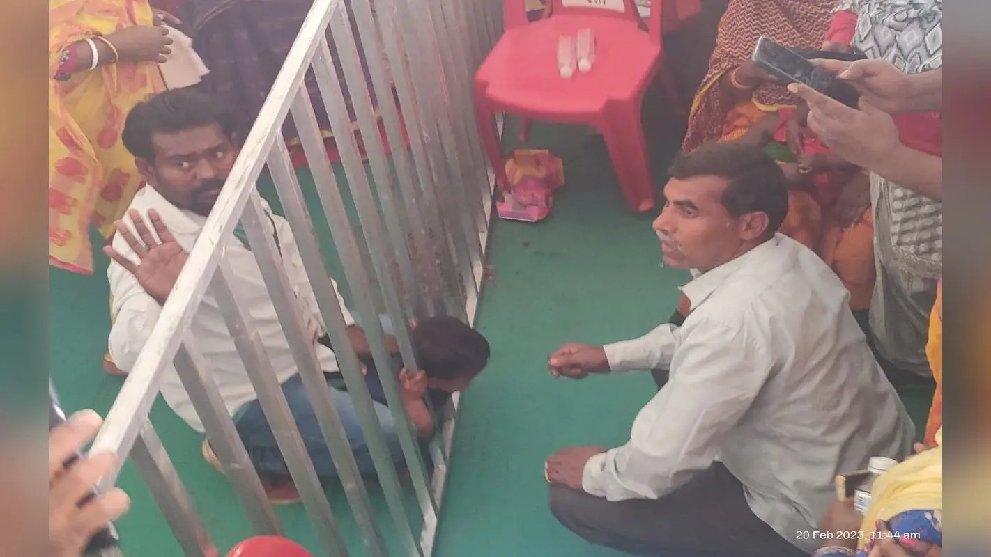 झारखंड: राष्ट्रीय जूट महोत्सव में लोहे की ग्रिल में फंसा बच्चे का सिर, ऐसे निकला सुरक्षित