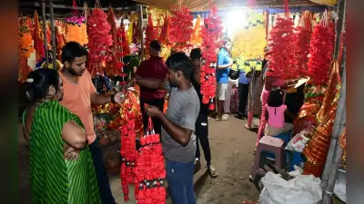 Navratri 2022: नवरात्र के दूसरे दिन काशी में ब्रह्मचारिणी के दर्शन को उमड़े श्रद्धालु, पुलिसकर्मी तैनात