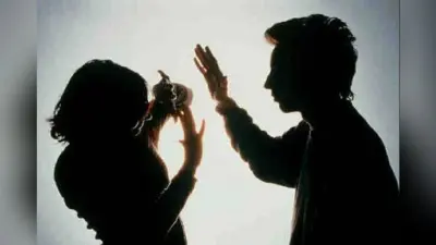 खाना बनाते समय महिला के सिर से सरक गया पल्लू, ससुराल वालों ने किया ये हाल