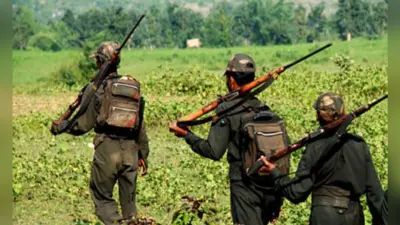 गुमला में नक्सली कमांडरों के घर पहुंची पुलिस, परिजनों से कहा : रंथु उरांव व लजीम को सरेंडर करायें