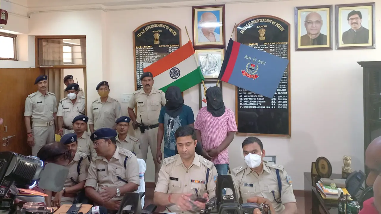 गिरफ्तार इनामी नक्सली भीखन गंझू पर विभिन्न थानों में 26 मामले दर्ज, लेवी के 12 लाख से अधिक की राशि बरामद