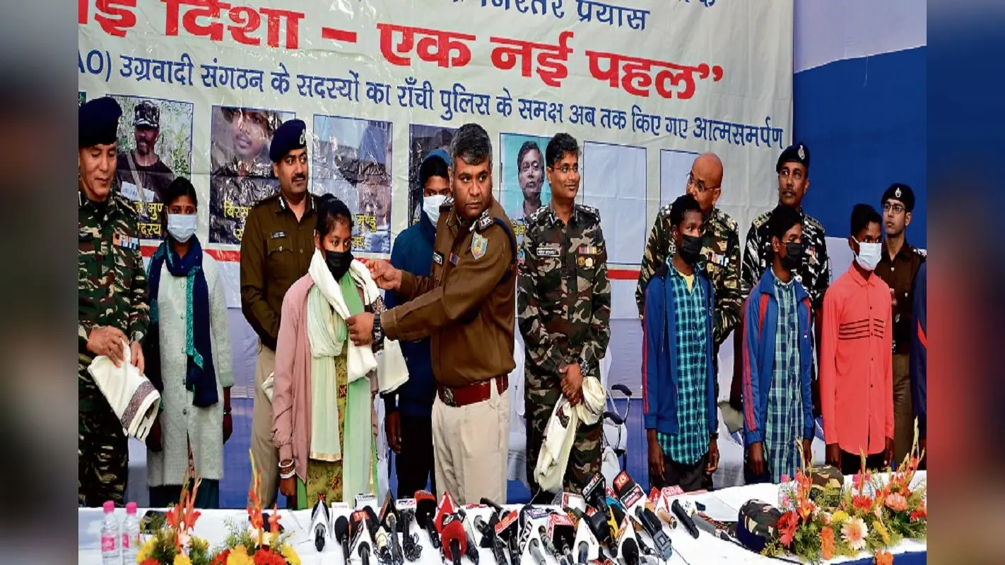 माओवादी मिसिर बेसरा और अनल दा दस्ते के आठ नक्सलियों ने किया सरेंडर, जानें कौन कौन हैं शामिल