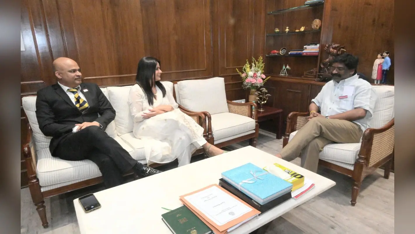 CM हेमंत सोरेन से मिलकर बोलीं एक्ट्रेस नीतू चंद्रा- झारखंड में फिल्मों की शूटिंग के लिए कई खूबसूरत लोकेशंस