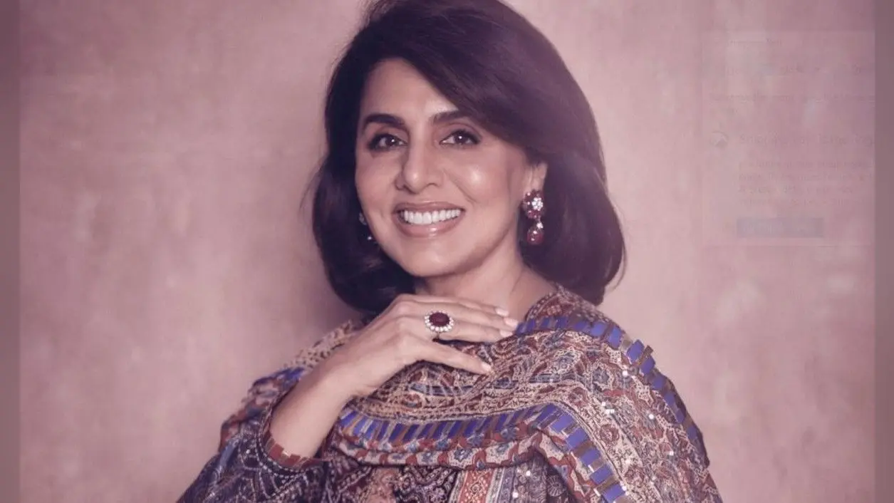 नीतू कपूर ने कार की छत पर चढ़कर किया ‘ओ हसीना जुल्फों वाली’ गाने पर शानदार डांस, देखें VIDEO