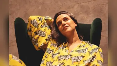 Neha Dhupia ने बेबी बंप फ्लॉन्ट करते हुए दिखाया प्रिंटेड यलो शर्ट में जलवा, जानिए आउटफिट की कीमत