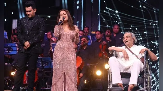 Indian Idol 12 : गीतकार संतोष आनंद की आपबीती सुन भावुक हुईं नेहा कक्कड़, 5 लाख रुपए की मदद की