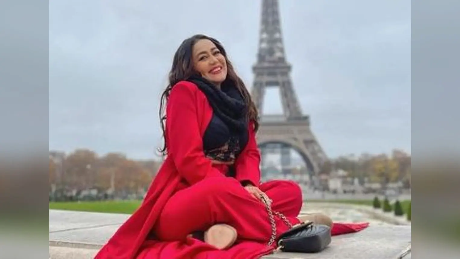 Neha Kakkar ने रेड कोट के साथ पहना ट्रांसपेरेंट ब्रालेट, पेरिस में यूं एजॉय करती दिखी एक्ट्रेस