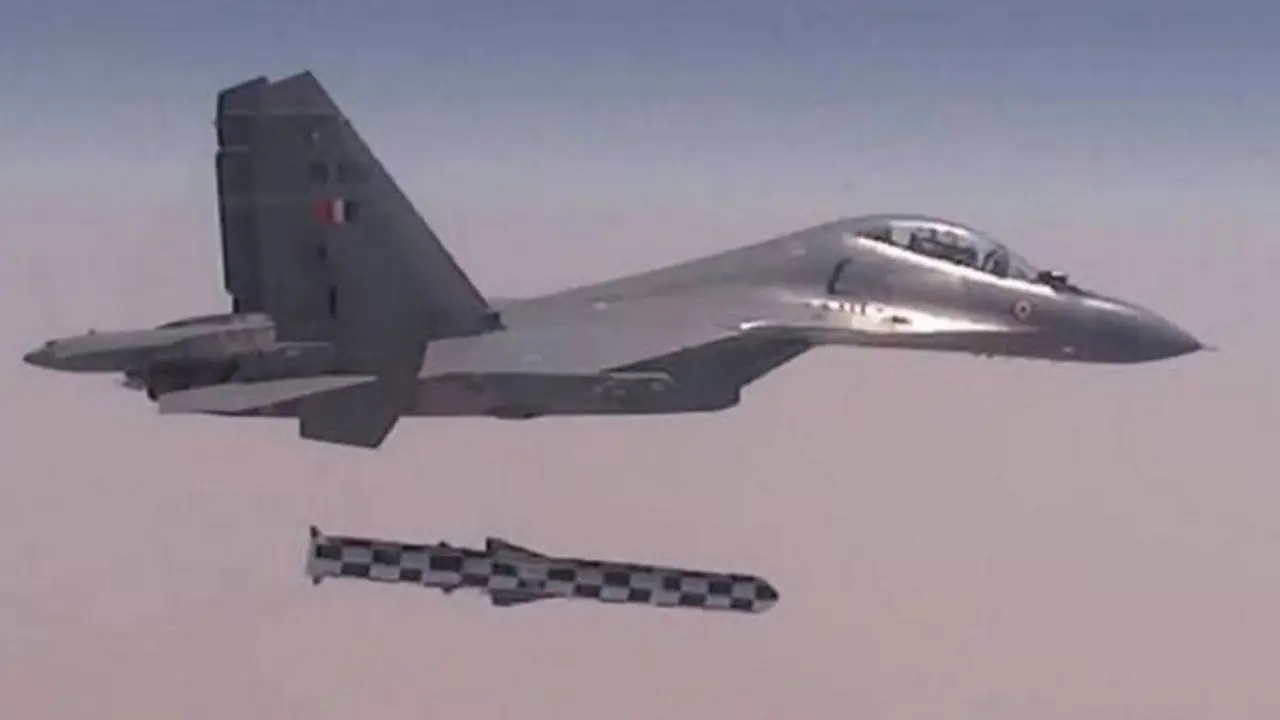 BrahMos Supersonic Cruise Missile का नया एयर लॉन्च वर्जन विकसित, 800 KM तक लक्ष्य भेदने में सक्षम