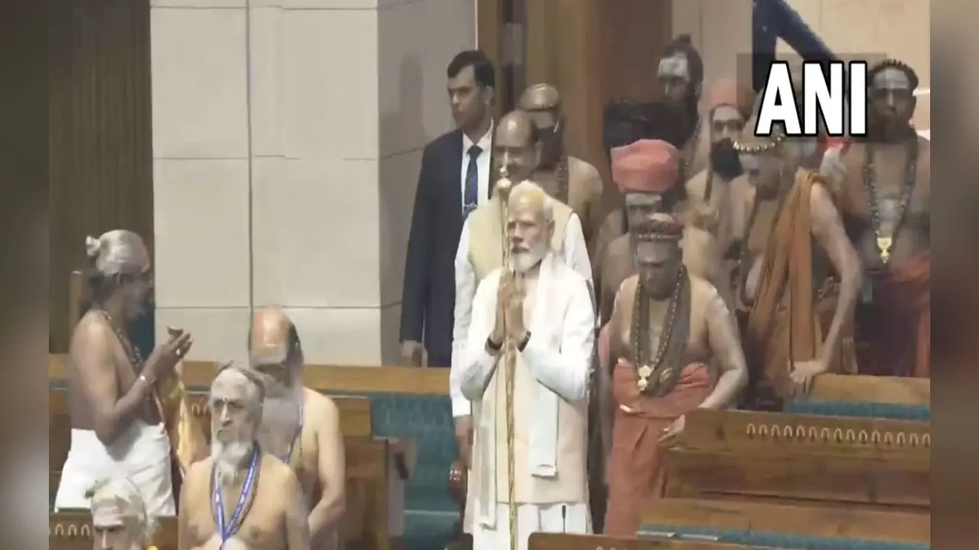 New Parliament Inauguration: पूजा और हवन से गूंजा संसद का नया भवन, श्रमिक हुए सम्मानित