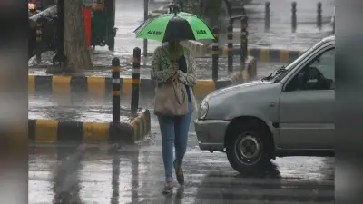 Weather Forecast Update: दिल्ली में बारिश के कारण जलजमाव, कई उड़ाने प्रभावित, जानें अन्य राज्यों का हाल