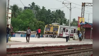 Bangal Local Train: लोकल ट्रेन चलाने की मांग को लेकर यात्रियों ने रोकी स्पेशल ट्रेन, जम कर किया प्रदर्शन