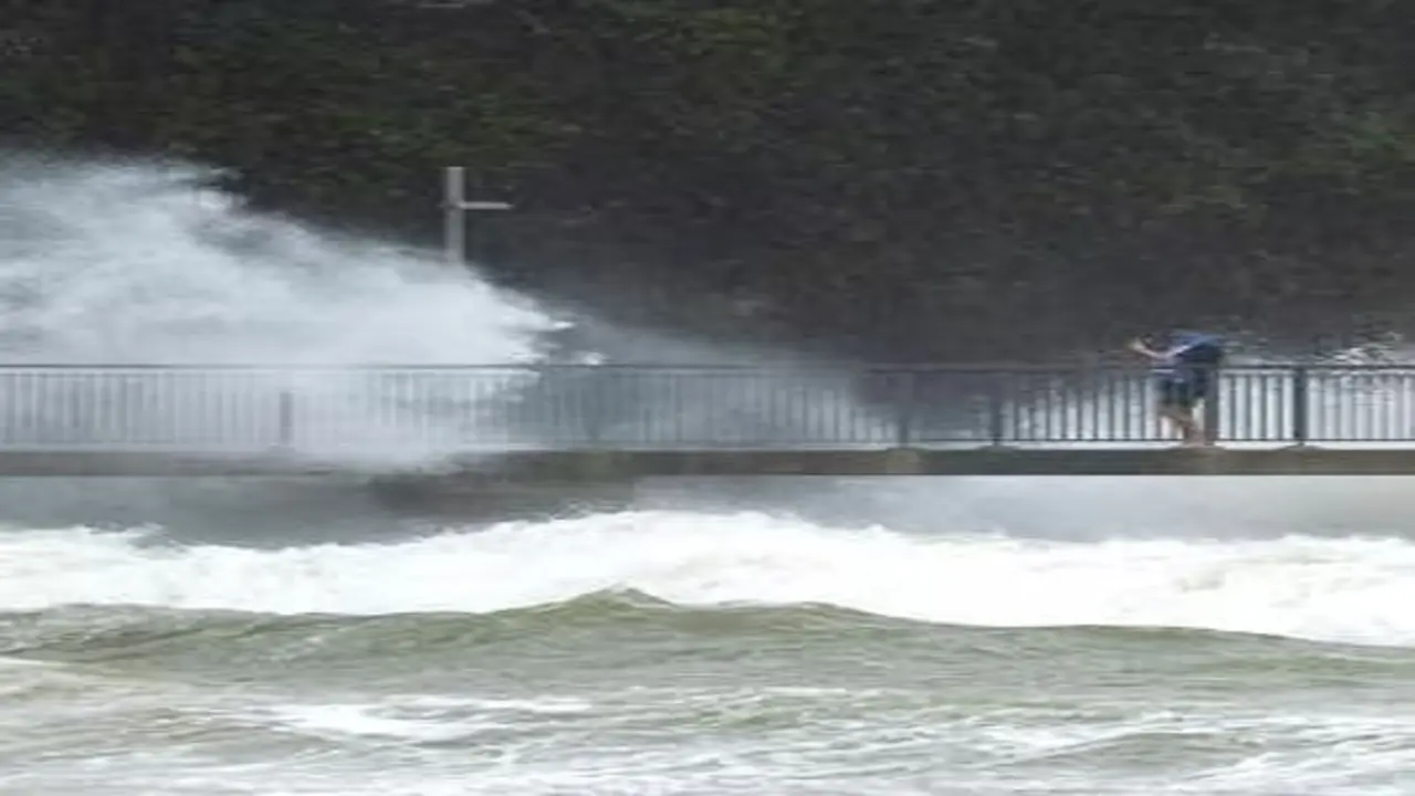 New Zealand Cyclone: गैब्रियल चक्रवात के चलते न्यूजीलैंड में आपातकाल की घोषणा, कई घरों की बिजली गुल