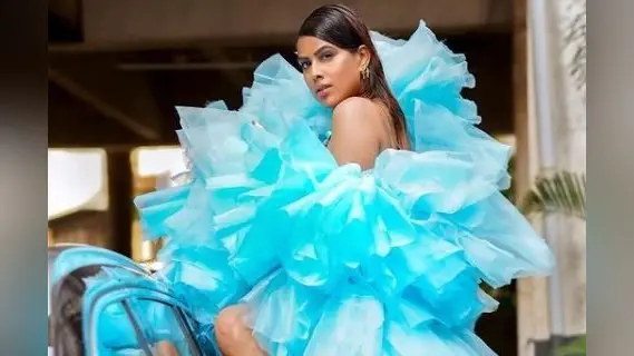 नेट वाली ड्रेस पहनकर निया शर्मा ने कार के सामने कराया फोटोशूट, यूजर बोले- सारा अली खान को कॉपी…