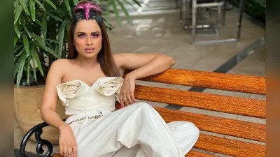 पिंक बालों में टीवी की इस नागिन ने दिखाया अपना सिजलिंग अवतार, ऑफ शोल्डर ड्रेस में दिखी हॉट