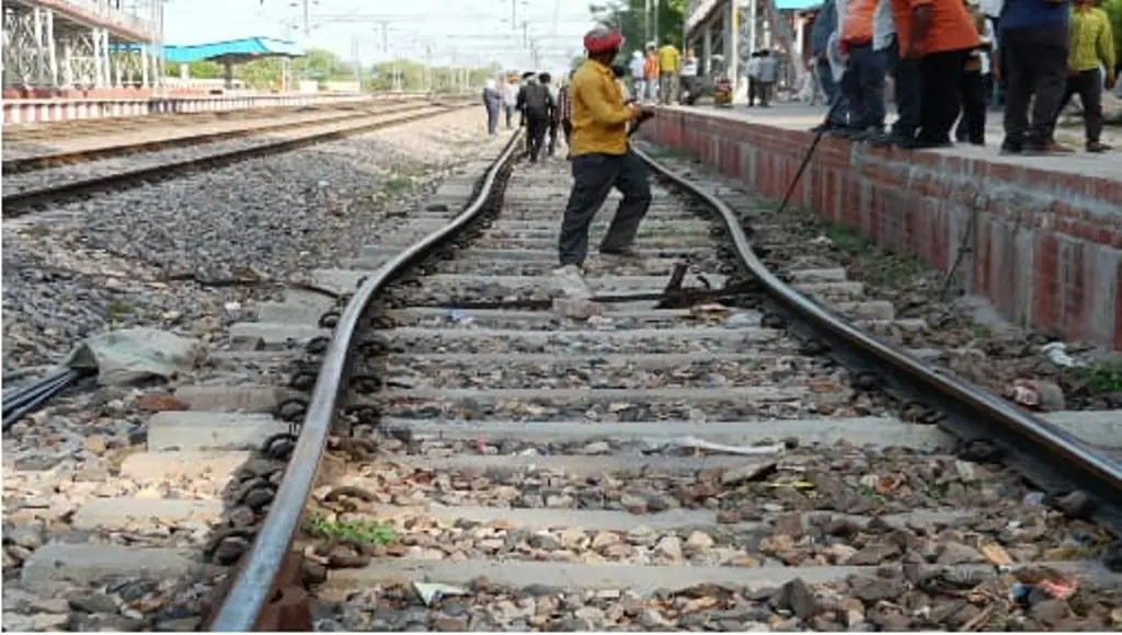 UP: टेढ़ी पटरियों से गुजरी नीलांचल एक्सप्रेस, लोको पायलट की सूझबूझ से बड़ा रेल हादसा टला, जांच के आदेश