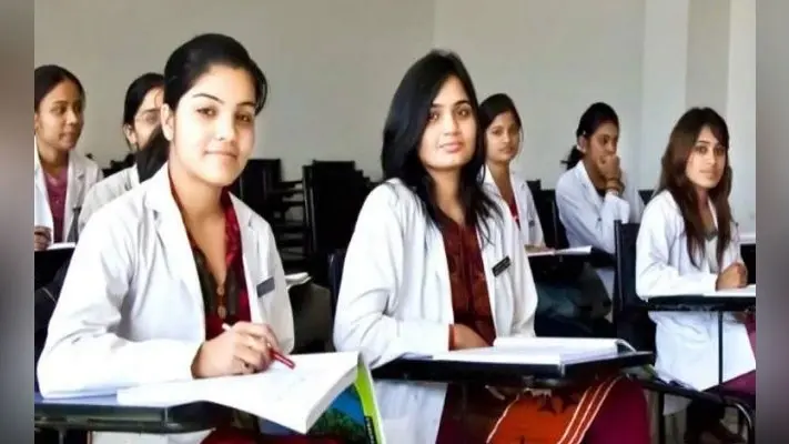 JEE Main, NEET Exam : मोदी सरकार के फैसले के खिलाफ सोनिया-ममता की बैठक आज, क्या रद्द होगा नीट और जेईई का एग्जाम?