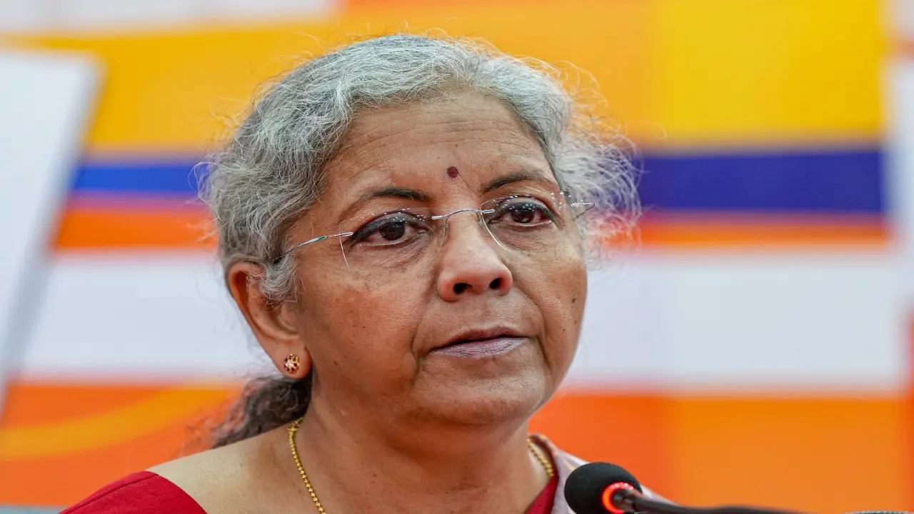 Aadhar-PAN को लिंक की डेडलाइन खत्म होने पर बढ़ेगी जुर्माने की राशि, वित्त मंत्री ने कहा, अभी वक्त है