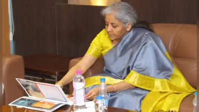 Vodafone-Idea संकट पर वित्त मंत्री सीतारमण ने कहा, कई अफसर कर रहे हैं बात, मेरे पास अभी नहीं आया है मामला