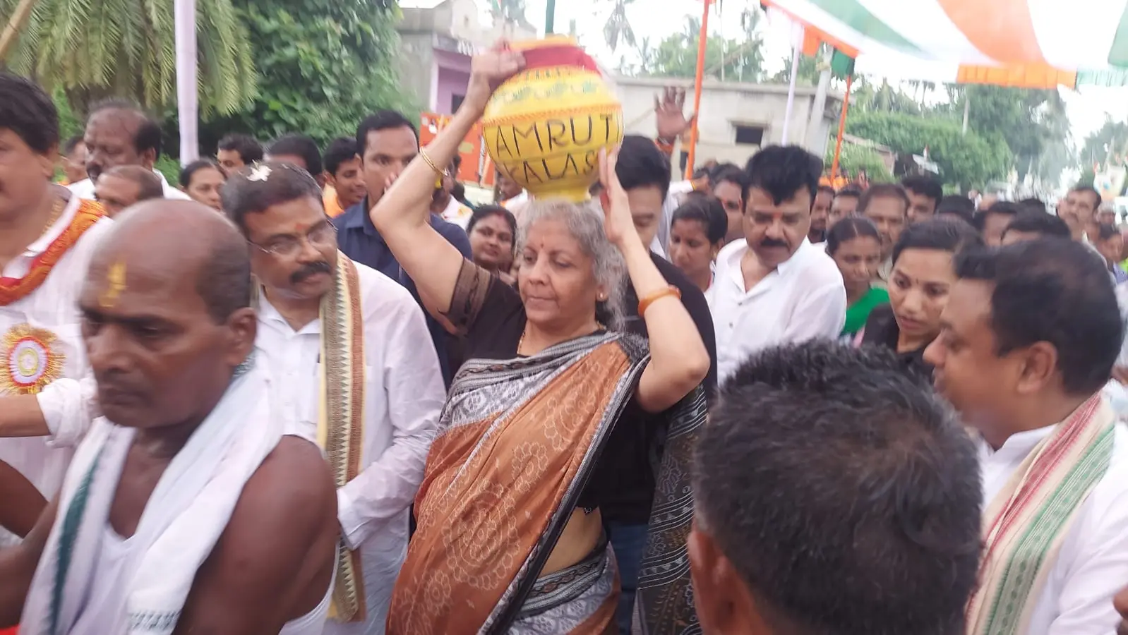 वित्त मंत्री निर्मला सीतारमण के सिर पर ‘अमृत कलश’, ओडिशा में लोगों को दिलाया ‘पंच प्रण’