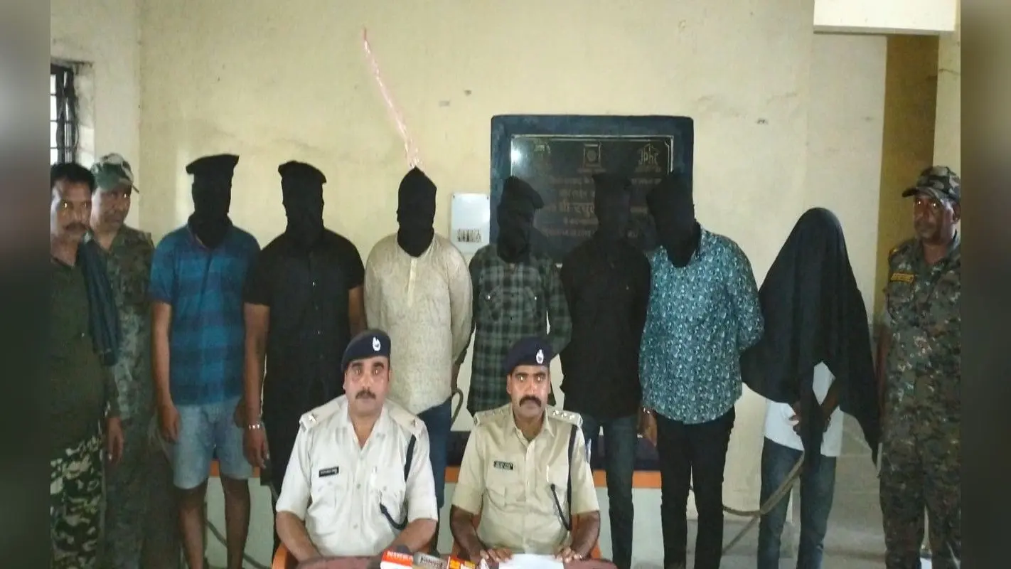 धनबाद के केलियासोल में पुलिस ने साइकिल सहित अवैध कोयला किया जब्त, महिलाओं ने जताया विरोध
