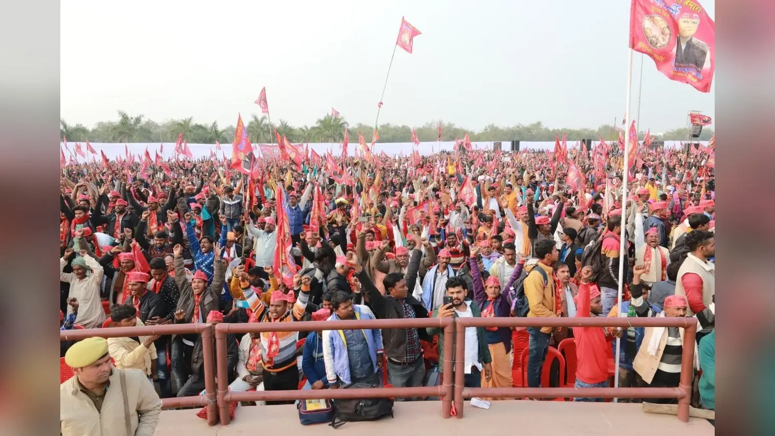 UP Chunav 2022: आरक्षण की उम्मीद से आया निषाद समाज निराश, घोषणा न होने से लगाया नारा आरक्षण नहीं तो वोट नहीं