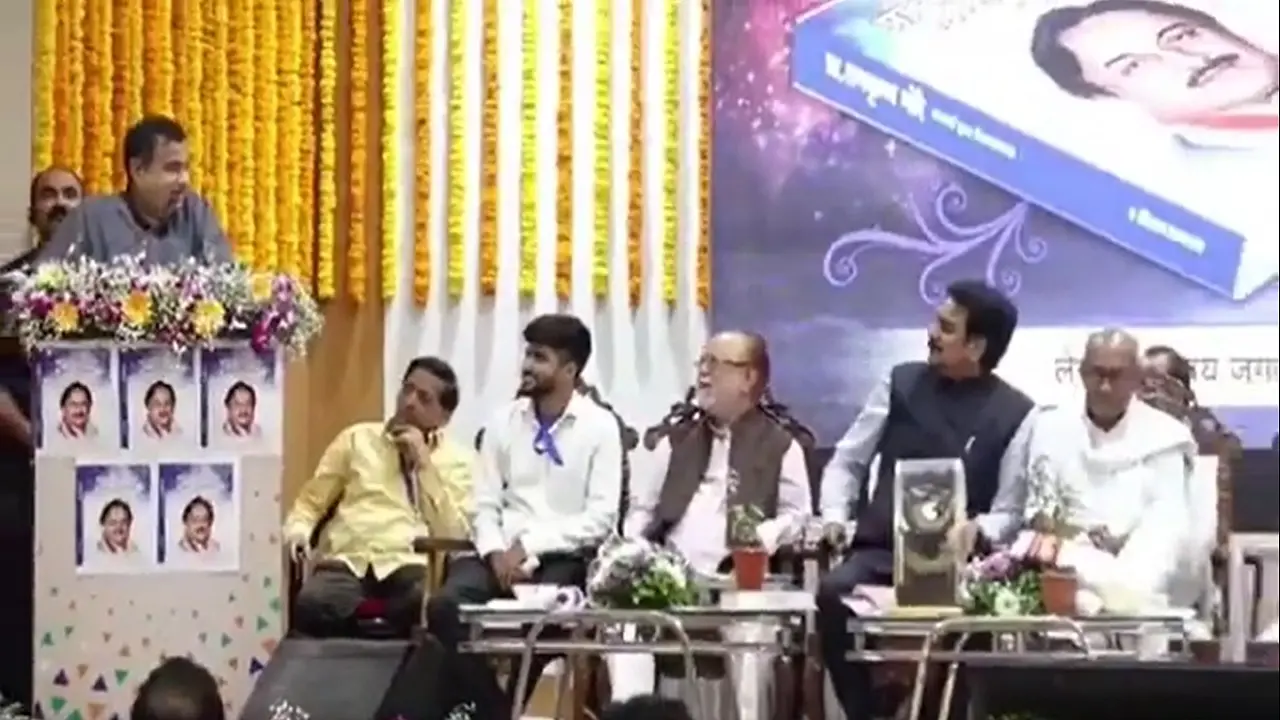 नितिन गडकरी ने दिग्विजय सिंह ने साथ साझा किया मंच, बोले- मैं आपसे छोटा हूं…