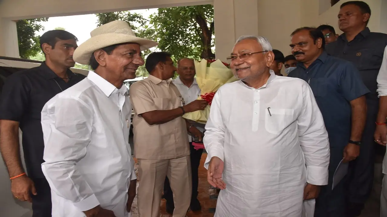 ‘इसके चक्कर में मत पड़िए’ कहकर उठ खड़े हुए नीतीश कुमार, तेलंगाना CM KCR ने हाथ पकड़कर रोका, जानें वाक्या