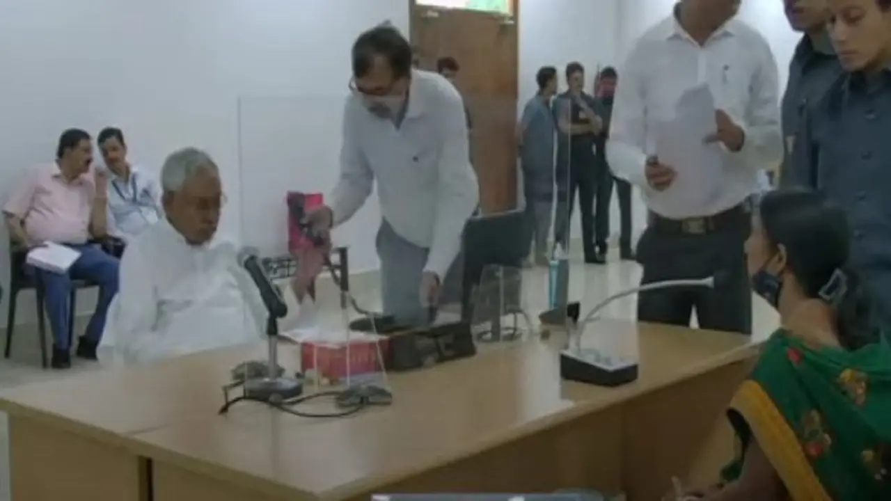 जनता दरबार में महिला की पीड़ा सुनकर सीएम नीतीश कुमार रह गए हैरान, अधिकारी को लगाया फोन