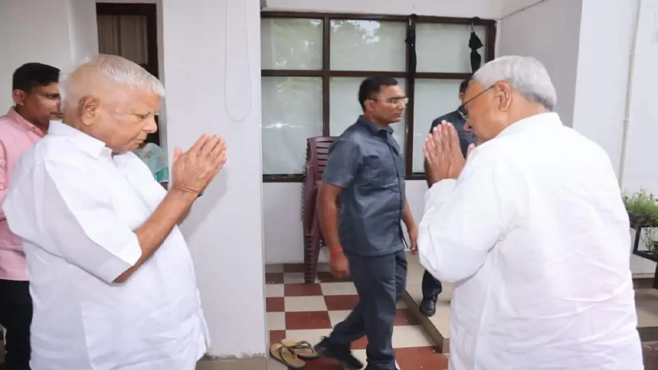 बिहार: सीएम नीतीश कुमार से मिलने मुख्यमंत्री आवास पहुंचे लालू यादव, जानिए क्या है सियासी हलचल..