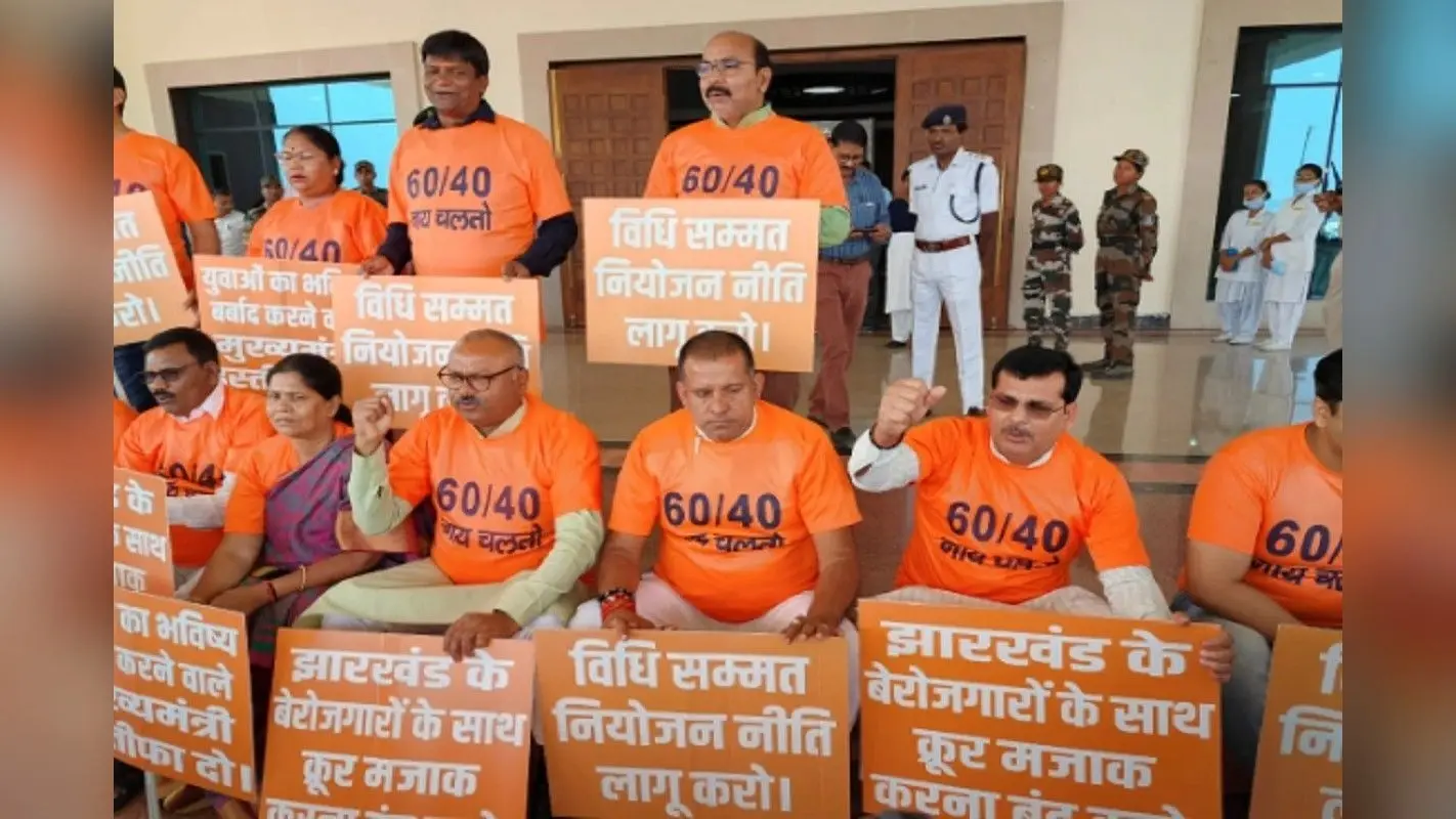 नियोजन नीति को लेकर BJP ने फिर किया हंगामा, 60-40 नाय चलतो की टी- शर्ट पहन पहुंचे विधानसभा