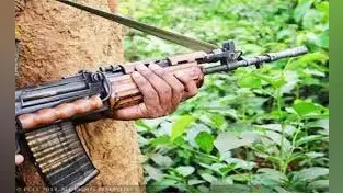 नक्सलियों ने सड़क के काम लगे रोड रोलर को फूंका