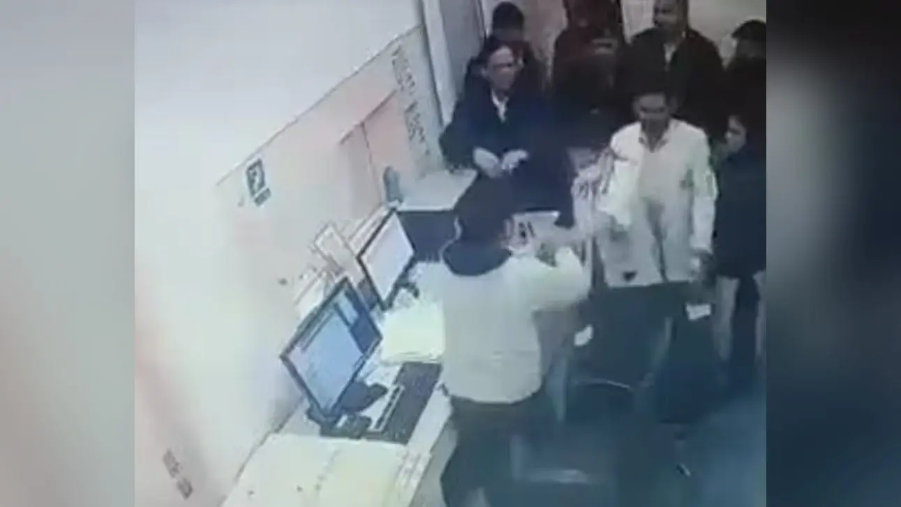 Noida: महिला डॉक्टर ने टेक्नीशियन को जड़े थप्पड़, जान से मारने की दी धमकी, वीडियो वायरल, जांच में जुटी पुलिस