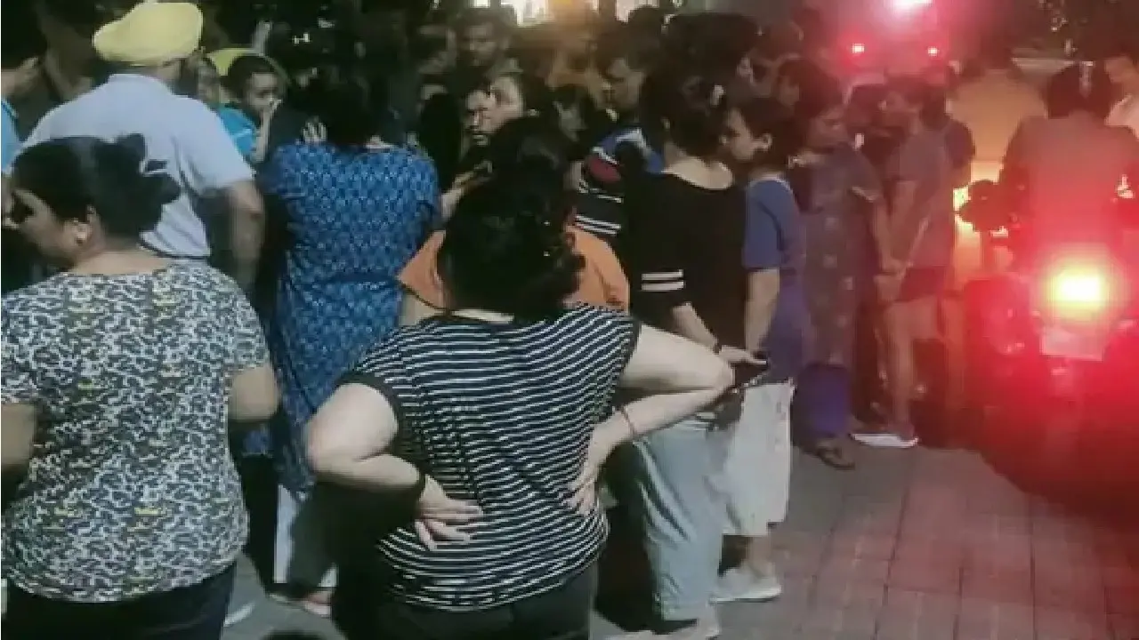 नोएडा: पारस टियारा सोसाइटी में 24वें फ्लोर से गिरी लिफ्ट, बुजुर्ग महिला की मौत, लोगों ने किया हंगामा