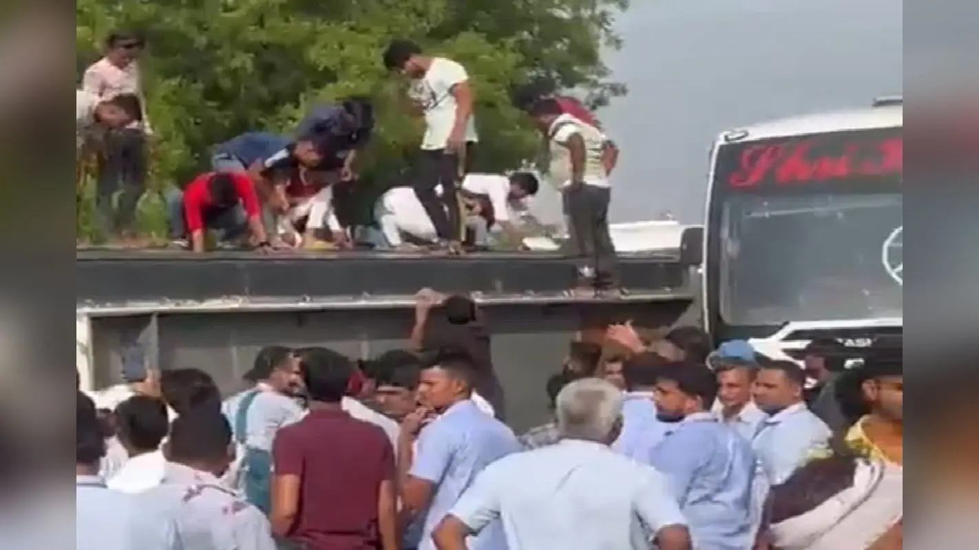 नोएडा में यामाहा कंपनी की कर्मचारियों से भरी बस पलटी, हादसे में कई लोग गंभीर रूप से घायल