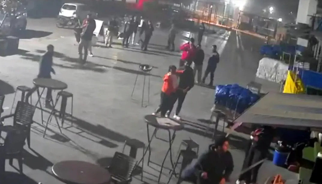 Noida News: नोएडा में कार पार्किंग को लेकर मचा बवाल, दुकानदार और चालकों के बीच जमकर चले लात-घूसे