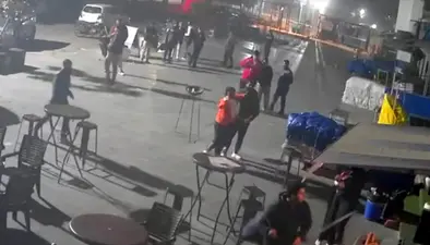 Noida News: नोएडा में कार पार्किंग को लेकर मचा बवाल, दुकानदार और चालकों के बीच जमकर चले लात-घूसे