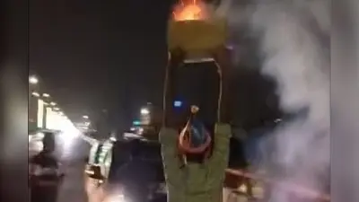 नोएडा: एलिवेटेड रोड पर बर्थडे पार्टी में जमकर की डांस और आतिशबाजी, वीडियो हुआ वायरल, चार गिरफ्तार